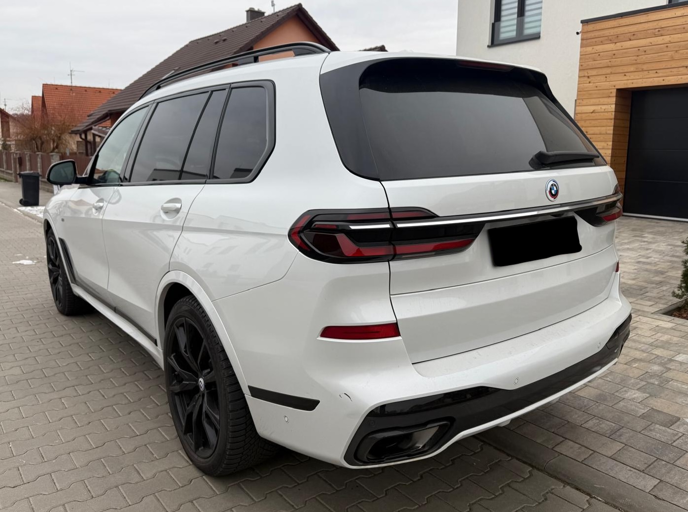 BMW X7 40d xDrive Msport | facelift | skladem | české ojeté auto | první majitel | velké naftové SUV | bílá metalíza | černá kůže | maximální výbava | prodloužená záruka | předplacený servis | super cena | nákup online | AUTOiBUY.com